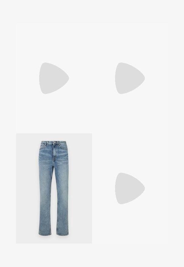 Heledad roosa ribaga lühikeste varrukatega t-särk, ümarate lõhikute ja pehme tekstuuriga, sobitades figuuri.; Heled sinine teksapüksid sirge lõikega, kõrge talje, esiküljel nööbi sulgemine ja klassikaline viie tasku stiil. Sile tekstuur.; Mustast nahast rihmik madala kannaga, pahklu kinnituse ja väikese kuldse ripatsiga heledal ühtlasel taustal.; Mustmust mustrahakott, millel on ümar kuju, tekstureeritud pind ja kuldne kettkäepide. Omab pehme lukuga sulgemist ja peent triibumustrit.