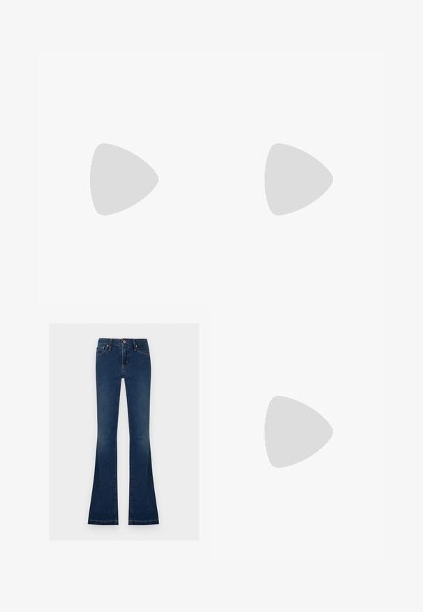 Jersey de cuello alto de manga larga negro con una silueta ajustada sobre un fondo claro.; Vaqueros de mezclilla azul oscuro con cintura alta y piernas acampanadas, con bolsillos delanteros, trabillas para cinturón y cierre de botón.; Zapato de tacón slingback de charol burdeos con puntera puntiaguda, fina correa en el tobillo y pequeño detalle decorativo de hebilla. Textura suave y tacón alto.; Pequeño bolso negro brillante con dos asas largas y detalles de cordón lateral sobre un fondo claro liso.