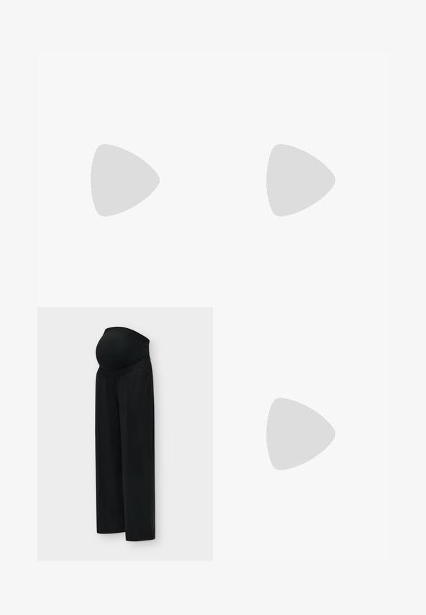 Haut à manches longues noir à col roulé en tissu extensible, conçu pour accueillir un ventre de femme enceinte, avec des détails de fronces sur les côtés.; Pantalon de maternité noir à jambes larges avec ceinture élastique conçu pour s'adapter à un ventre qui s'arrondit.; Chaussure plate Mary Jane en cuir verni noir avec deux découpes et une bride à boucle dorée sur fond blanc.; Une paire de boucles d'oreilles en croissant argenté poli avec des supports en plastique transparent sur une surface blanche.