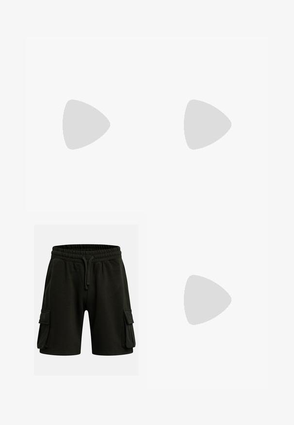 Zwarte katoenen t-shirt met korte mouwen, ronde hals en een witte handtekeninglogo gedrukt op de voorkant. Soepele textuur en een ontspannen pasvorm.; Zwarte cargoshort met elastische tailleband, trekkoord, twee zijzakken en grote klepzakken op elke pijp, getoond tegen een effen achtergrond.; Nike Sportswear AIR FORCE 1 '07 LOW ESSENTIAL - Sneakers laag - white/smokey blue; Zwarte Calvin Klein crossbodytas met voorvak met rits, verstelbare band en geborduurd logo op het voorpaneel.