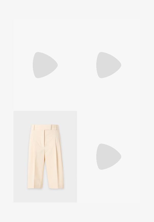 Gilet en tricot sans manches couleur crème avec des rayures horizontales aux motifs texturés verts, bleus, rouges et jaunes sur un fond clair.; Pantalon cropped beige taille haute avec passants de ceinture, plis à l'avant et fermeture avant dissimulée.; Chaussure plate en cuir noir à bout pointu avec talon bas et finition lisse, vue de côté sur un fond gris clair.; Sac à main en cuir brun foncé brillant avec une seule poignée et de subtiles rayures verticales embossées, présenté sur un fond clair uni.