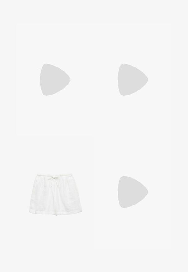 Camiseta de manga corta negra, hecha de tela suave. Presenta un cuello redondo sin patrones ni acentos visibles, ofreciendo un diseño sencillo.; Pantalones cortos de rizo blanco con cintura elástica y cordón ajustable.; Sandal negra con dos correas ajustables, hebillas de plata y una plantilla de corcho sobre una suela de goma negra texturizada.; Gafas de sol rectangulares con montura de plástico de carey, lentes oscuros y acentos plateados en los laterales. Hechas en Italia.