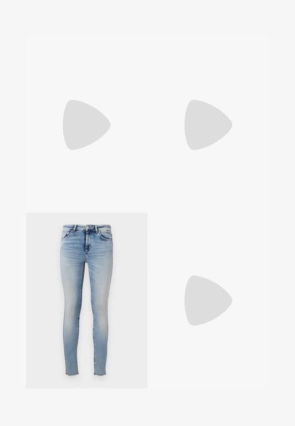 Hæklet crop top med en cremefarvet base og sort blomsterbroderi, firkantede motiver og justerbare stropper. Den åbne vævning tilføjer tekstur.; Lyseblå skinny jeans lavet af denim, med høj talje, fem lommer og flosset kant. Glat struktur med en falmet finish.; Hvide lærreds sneakers med gummisåler, der har seks snørehuller, rund tå og let sømdetaljer, krydret med hvide ankelstrømper.; Even&Odd H24462 - Håndtasker - black