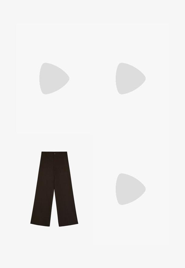 Haut tube noir en tissu doux et extensible. Texture lisse avec une bande élastique aux bords supérieur et inférieur pour un ajustement sûr. Sans motif.; Pantalon marron foncé à jambes larges avec fines rayures verticales, fermeture par boutons et passants de ceinture, posé à plat sur fond blanc.; Chaussure slingback en cuir verni noir à bout pointu, petit talon et deux brides réglables avec boucles, vue de profil latéral.; Sac bandoulière en cuir marron foncé avec une forme souple et décontractée et une anse nouée torsadée sur un fond blanc uni.