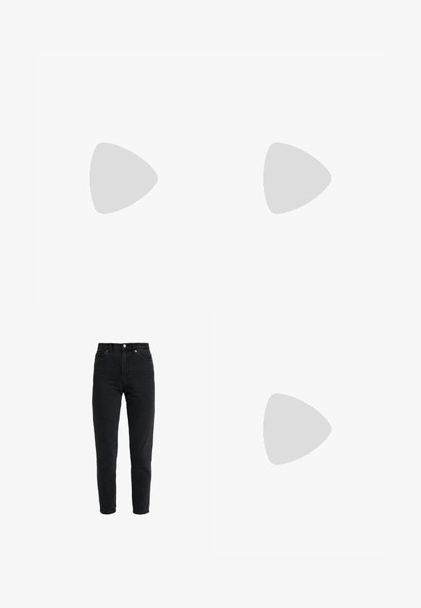 Lichtgroene katoenen t-shirt met een relaxte pasvorm, opgerolde korte mouwen en een klein rond logo op de linkerborst.; High-waist zwarte spijkerbroek met voorste knoop en rits, twee voorzakken en taps toelopende pijpen op een witte achtergrond.; Zwarte open teen hoge muil met dubbele banden en vierkante neus op een gestructureerde bestrating tegen een achterwand met tegels.; Gouden ketting met een ronde hanger met een sterrenbeeldontwerp, versierd met kleine heldere edelstenen over het oppervlak.