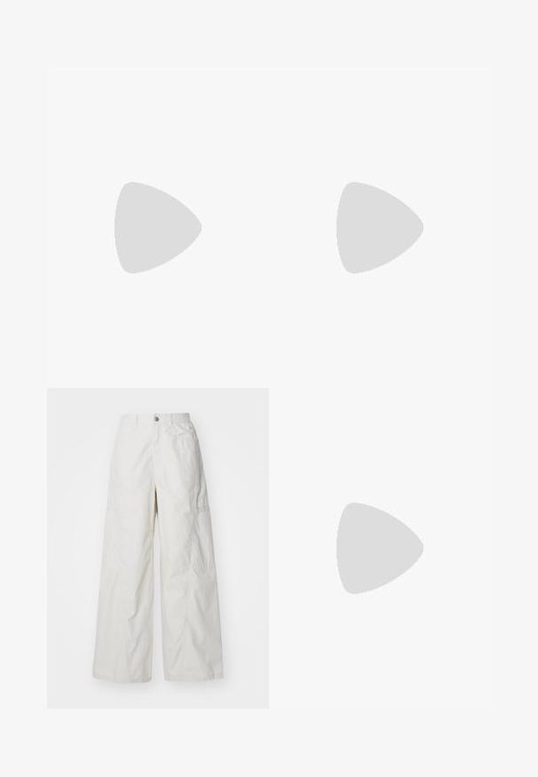 Sort t-shirt lavet af blødt stof, med korte ærmer og rund halsudskæring. Ordet "BOSS" er broderet med blanke sorte detaljer.; Bredde ben cargo-bukser i lys beige, lavet af letvægtig stof. Har sidelommer og en knaplukning ved taljen.; Sort ruskindslipper med kraftig sål, sølvspænde og præget "HUGO" på sidesnoren, vist fra ydersiden.; Sort rektangulær skuldertaske i læder med en lille guld "HUGO" logo-patch og en enkelt tynd rem.