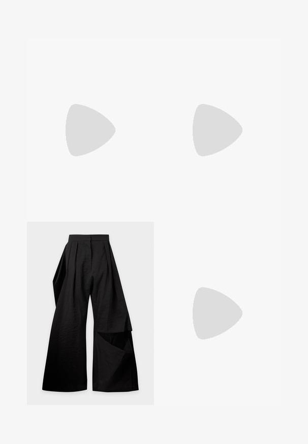 Asymmetrisch zwart top gemaakt van textuurstof; heeft een strikdetail op de linkerschouder en een getailleerd ontwerp.; Zwarte broek met wijde pijpen, plooien aan de taille en een overlappend stoffen paneel op het rechterbeen.; Zwarte slingback hakken met een spitse neus, van soepel leer en een strak, minimalistisch ontwerp. Hoge stilettolahak.; Zwarte leren tote bag met een textuurafwerking, voorzien van dubbele handvatten en een vierkant logo-accent. Het monogram patroon bedekt de buitenkant.