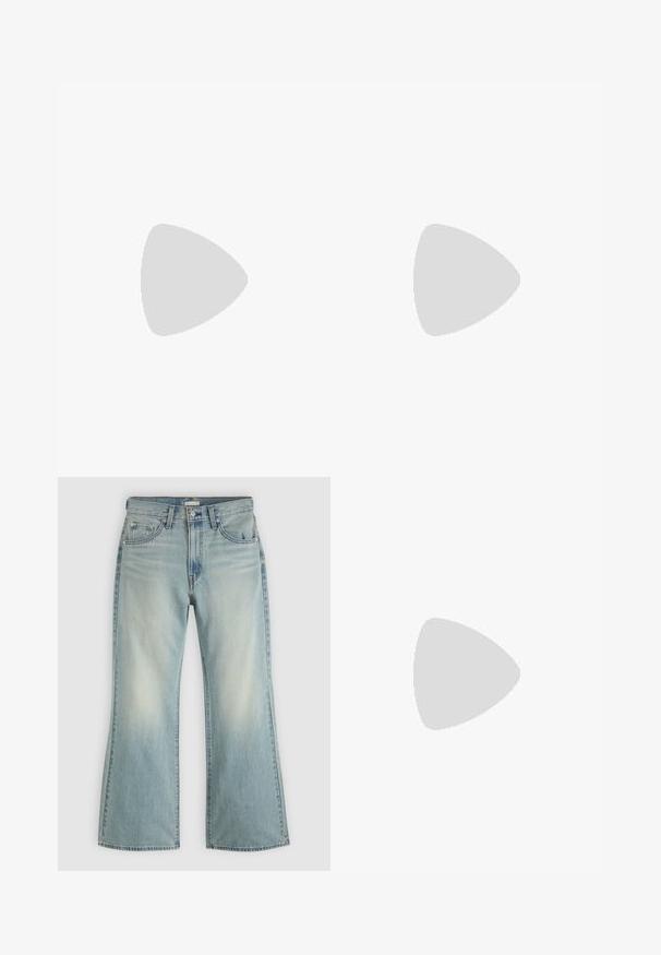 Sort langærmet top lavet af glat stof, med høj halsudskæring og en asymmetrisk kant med sidespring for et moderne design.; Lyseblå cowboybukser med høj talje, forreste knap og lynlås, fem lommer og let udvidede ben.; Hvid Adidas Samba sneaker med brune ruskindstriber, brun gummisål og beige ruskindståhætte, vist fra ydersiden på en ensfarvet baggrund.; Burgunderfarvet taske med et tekstureret, vævet mønster, blødt lædermateriale og et enkelt, knyttet håndtag. Rummeligt, hobo-stil design.