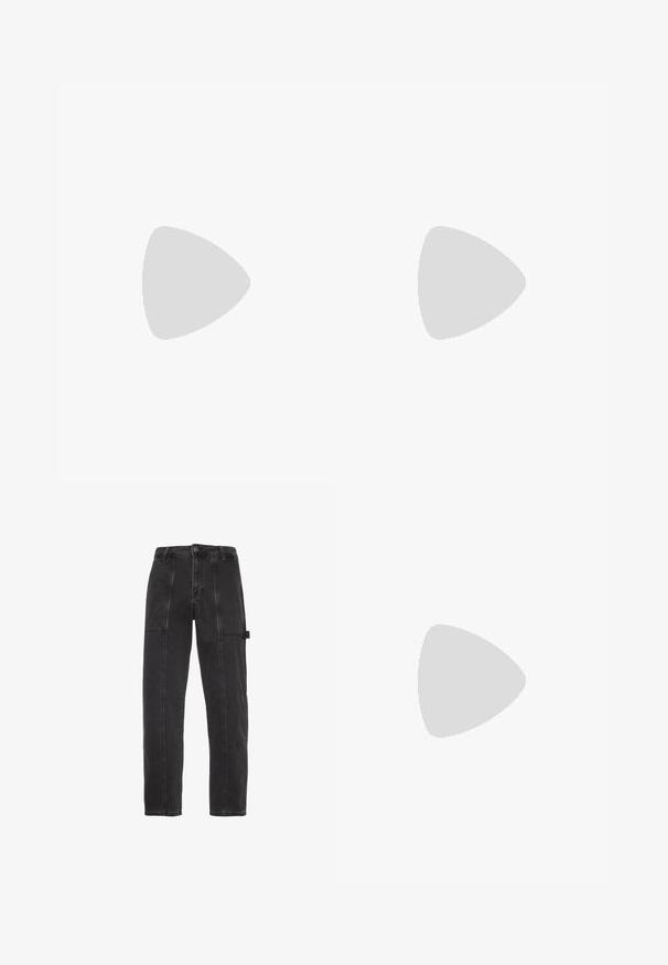 Hvid t-shirt med grafisk print af en pizzaslice med pepperoni, ledsaget af farverig tekst og et ternet mønster nederst.; Sorte denimbukser med lige ben-design, synlige sømme og en sidelomme på venstre lår.; Hvide høje sneakers med et sort swoosh, struktureret grå tåhætte og flad hvid sål. Har seks snørrehuller og syede detaljer.; Sorte solbriller med en buet ramme og mørke linser. Har en mat overflade og mærkenavnet "ARNETTE" på siden.