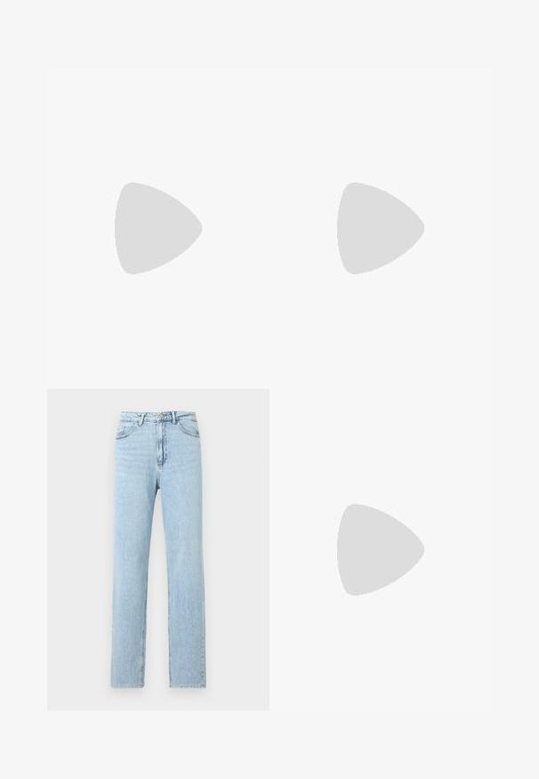 Hvid ribbet tanktop med rektangulær udskæring og brede skulderstropper. Stofmaterialet har en tekstureret, strækbar overflade.; Lyseblå denimjeans med lige ben, forlommer, bæltestropper samt knap- og lynlåslukning.; Hvide sneakers med en tekstureret finish, snørelukning, rundet tå og branding på siden. Indeholder diskrete syninger og en gummisål.; Guldfarvet halskæde med en delikat kæde og en rektangulær vedhæng med en glat, poleret overflade. Enkel og minimalistisk design.