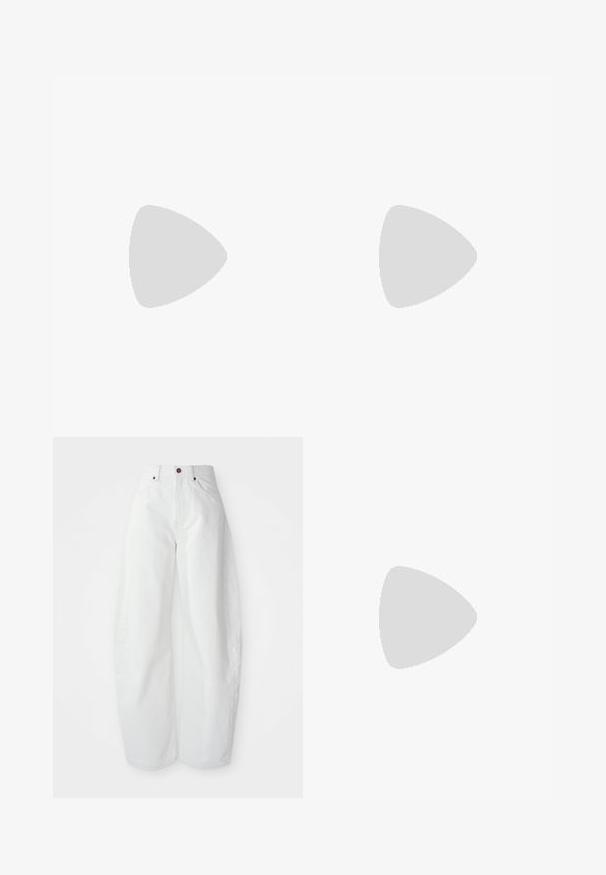 Schwarzes T-Shirt aus Baumwolle; mit kurzen Ärmeln, einem runden Ausschnitt und einem weißen Logo im linken Brustbereich. Glatte Oberfläche.; Hochtaillierte weiße Denim-Hose mit lockerer Passform. Einfacher Knopfverschluss, seitliche Taschen und minimalistisches Design. Glatte Textur.; Schwarzer Leder-Stiefelette mit spitzer Zehenpartie und niedrigem Kitten-Heel, schräg dargestellt vor einem polierten Boden und einer Glasbausteinwand.; Kleine weiße halbmondenförmige Handtasche mit kurzem Trageriemen, Reißverschluss und schwarzem "cK"-Logo auf der Vorderseite.