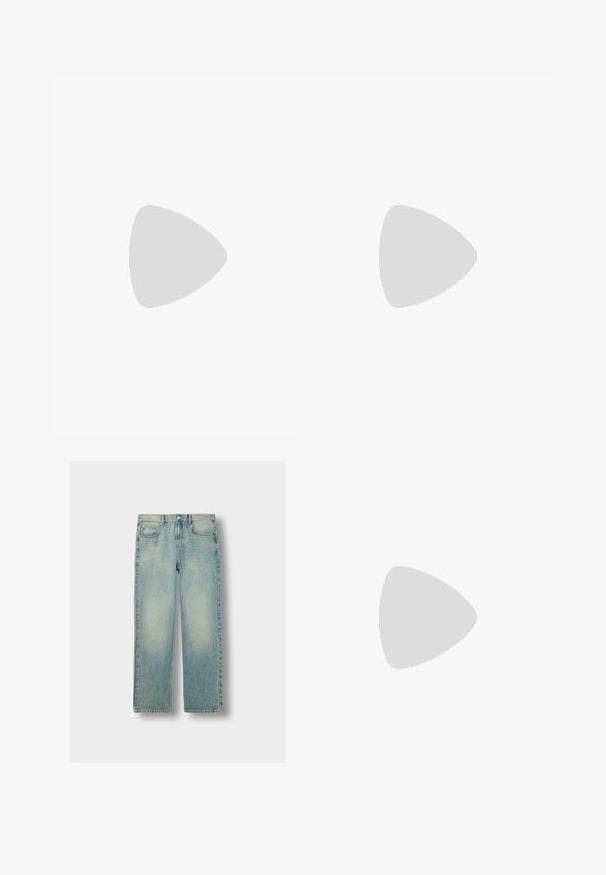 Simpel olivengrøn T-shirt med korte ærmer og rund halsudskæring, med et synligt hvidt mærke ved halsen, præsenteret på en hvid baggrund.; Lyseblå denim jeans med lige ben design, der har slidte områder, fem lommer og synlige syninger. Klassisk metalspænde.; Sorte læder loafers med en rund tå, som har en frontrem detalje og en lav, solid hæl. Glat tekstur og elegant design.; Mørkebrun læder skuldertaske med justerbar strop, frontklap og lille Coach-logo centreret på frontpanelet.