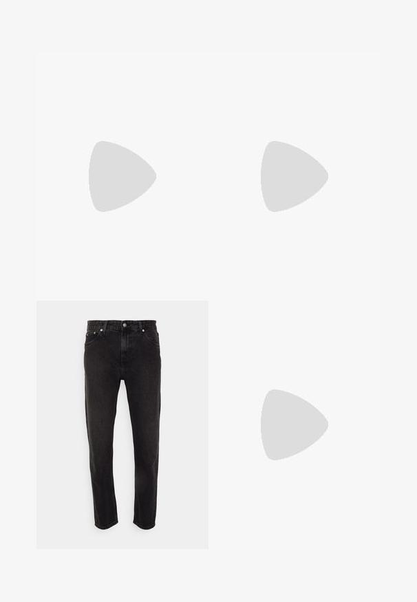 Sort kortærmet t-shirt lavet af bomuld, med rund halsudskæring og et logo på forsiden af brystet med "GUESS EST. 1981" i et diskret design.; Sorte denimbukser med lige ben-design, der har en medium høj talje, bæltestropper og fem-lomme stil. Blød tekstur med minimal falming.; Lavprofileret hvid og lysebeige sneaker med snørelukning, polstret krave og gummisål på en ensfarvet lys baggrund.; Sorte solbriller med rektangulære linser, mat finish, tykke stel og slanke arme med en subtil brandingdetalje.