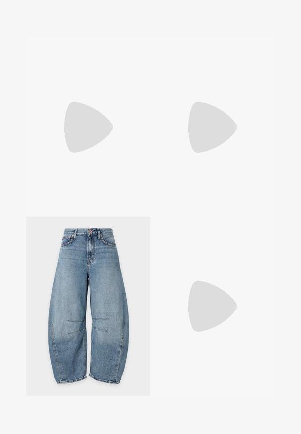 Chemise à manches longues bleu avec des rayures verticales alternant entre foncé et clair, fabriquée en tissu en maille respirant.; Jean en denim bleu clair à jambe large, taille haute, poches avant, fermeture à bouton et surpiqûres décoratives sur les genoux à l’avant.; adidas Originals SAMBA JANE BALLERINA - Babies - cloud white/halo blue; Paire de boucles d'oreilles en forme de cœur ouvert en ton or sur fond blanc uni.