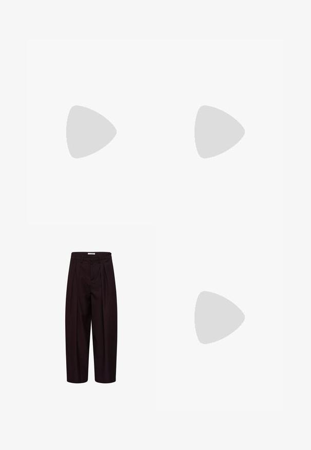 Haut sans manches bordeaux avec un col montant et un détail de nœud au dos, en tissu lisse. Présente un ourlet droit et aucune fermeture visible.; Pantalon noir tailleur à jambes larges avec plis devant, passants de ceinture et boutons latéraux à la ceinture.; Escarpin slingback en cuir verni bordeaux avec bout pointu, fine bride à la cheville et petit détail décoratif de boucle. Texture lisse et talon haut.; Petit sac à main bordeaux brillant avec une poignée supérieure et une bandoulière détachable, présenté sur un fond clair uni.
