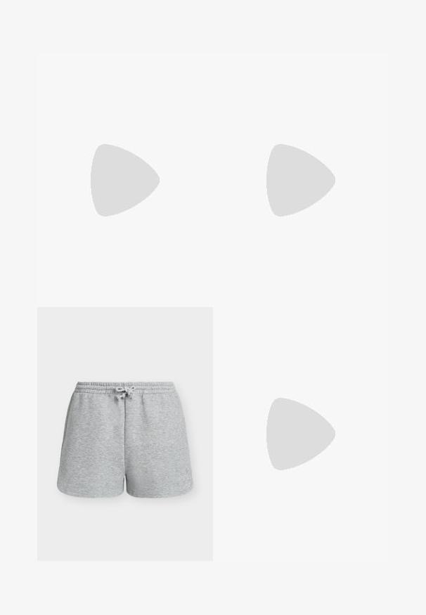 Haut noir sans manches en tricot côtelé avec un col en V profond et une coupe ajustée, posé à plat sur un fond blanc.; Shorts gris clair en mélange de coton avec cordon de serrage, taille élastique et poches latérales, conçus pour un usage décontracté.; Escarpin à bride arrière en cuir noir avec un bout pointu, un petit talon et une sangle à boucle réglable. Texture lisse avec un minimalisme dans les détails.; Sac à main en cuir noir avec une texture lisse. Dispose d'une bandoulière adjustable et d'un design élégant et minimaliste avec une fermeture éclair.