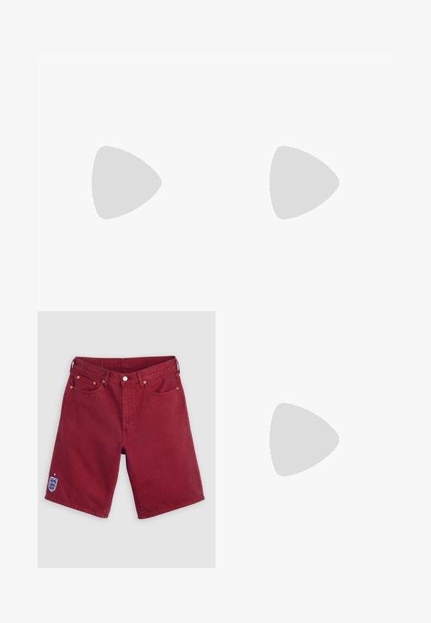 Marineblauwe t-shirt van katoen; korte mouwen; ronde hals; voorzien van een klein logo op de linkerborst en een accent op de mouw.; Bordeauxrode denim short met voorzakken, riemlussen, knoopsluiting en een klein geborduurd Engels voetbalembleem op het onderbeen links.; Bordeaux leren schoenen met bruine rubberen zolen, ronde neus, witte stiksels en gouden veterogen. Het interieur heeft een gele voering.; Ray-Ban zonnebrillen met groene lenzen, zwarte plastic monturen en gouden accenten aan de randen. Vierkante vorm met een matte afwerking.