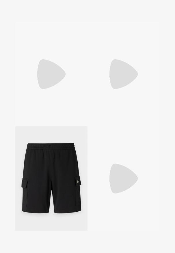 Zwarte katoenen T-shirt met een ronde hals, korte mouwen en een wit gestileerd tekstlogo op de borst. Soepele textuur, casual pasvorm.; Zwarte shorts van zacht materiaal, met een elastische tailleband, twee zijvakjes en een klein logo-label op één zak.; Zwarte leren herensloffen met moc toe stiksel, pennyriem, gestructureerde kraag en lage gestapelde hak op witte achtergrond.; Lacoste MESSENGER BAG MEN CLASSIC - Schoudertas - noir
