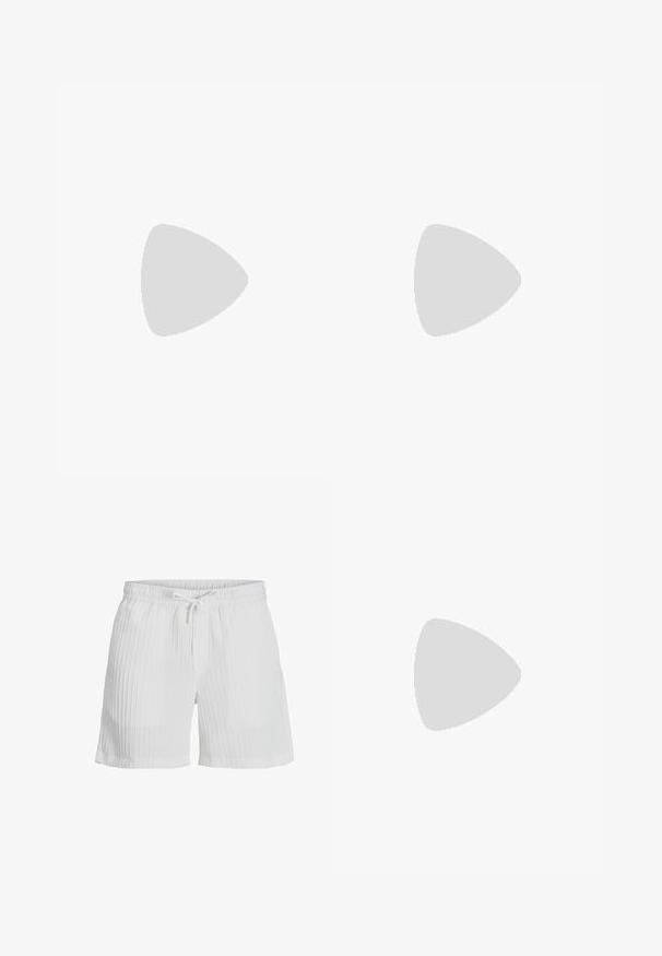 Hvid polo-shirt lavet af bomuld, med en klassisk krave, korte ærmer og en treknapslukning med mørkeblå knapper.; Hvide shorts lavet af struktureret stof med lodrette plisseringer, med elastisk talje og frontal snor til justerbar pasform.; Sort flad flip-flop sandal med bred tårem og tekstureret sål, vist i profil på hvid baggrund.; Ray-Ban solbriller med grønne linser, sorte plastikstel og gyldne detaljer ved kanterne. Firkantet form med mat finish.