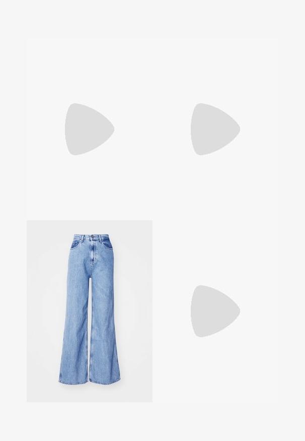 Camiseta blanca de gran tamaño con mangas raglán cortas, hecha de una tela suave. Presenta un logotipo sutil en el pecho y un escote redondo.; Jeans de mezclilla de pierna ancha en un azul claro, con una cintura alta, bolsillos frontales y costuras cosidas. La tela tiene una ligera textura típica de la mezclilla.; Botín de cuero negro hasta el tobillo con punta afilada, tacón bajo y bloque, y sutil logotipo embosado. Textura suave con un diseño elegante y costuras mínimas.; Bolso de mano negro de cuero Calvin Klein con asas largas, una etiqueta con el logo frontal y un colgante geométrico plateado que cuelga de una de las asas.