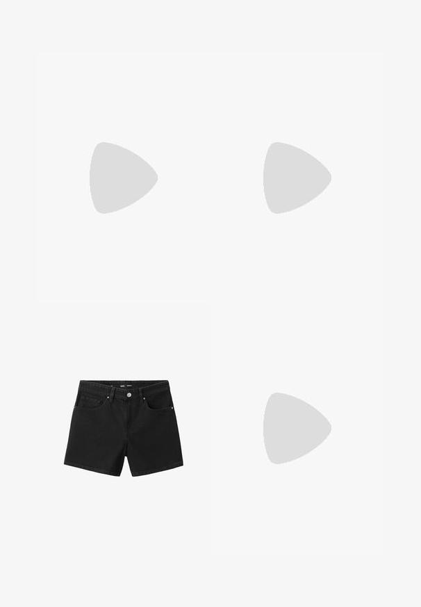 Witte katoenen t-shirt met korte opgerolde mouwen en een ronde hals, met een klein zwart bedrukt hartlogo op de linkerkant van de borst.; Zwarte denim korte broek met knoop aan de voorkant, riemlussen en twee voorzakken, weergegeven op een witte achtergrond.; Zwarte rubberen teenslipper met gestructureerd zool en Y-vormige band, zijaanzicht op een effen lichte achtergrond.; Zwarte vierkante zonnebril met donker groene lenzen, uitgerust met gedurfde monturen en zilveren accenten aan de zijkanten. Gemaakt in Italië.