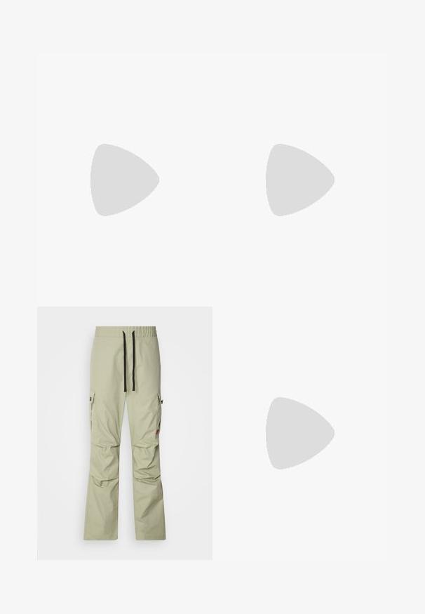 Camiseta negra de manga corta hecha de una tela suave, con un escote redondo y un logo discreto en la parte delantera. El interior del cuello tiene un acento naranja.; Pantalones cargo verde claro con un corte relajado, cintura elástica, cordón negro, dos bolsillos laterales y detalles de costura sutiles.; Zapato de vestir de cuero negro con punta redondeada, diseño de cordones de cinco ojales y suela marrón en contraste. Textura suave con acentos mínimos.; Funda para portátil de cuero negro con textura suave, forma rectangular y cierre con cremallera. Diseño minimalista sin patrones ni adornos visibles.