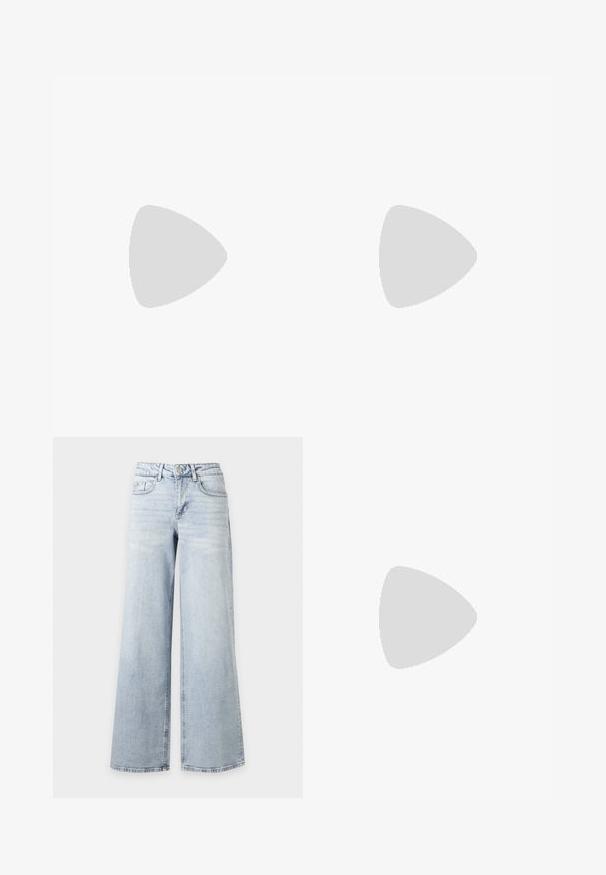 Blauwe geribde crop top met brede halslijn, zonder mouwen ontwerp, en een label met de tekst "JJXX" in het midden van de halslijn.; Lichtblauwe, hoge taille, wijde jeans met knoop- en ritssluiting, voor- en achterzakken, afgebeeld op een effen witte achtergrond.; Lichtblauwe lage Nike Air Force 1 sneaker met wit swoosh-logo en dikke witte zool op een effen beige achtergrond.; Lichtblauwe denim schoudertas met een brede band en een zichtbare centrale naad, afgebeeld tegen een effen lichtgrijze achtergrond.