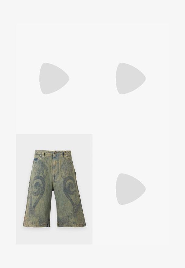 Teal draperet top med tekstureret stof, justerbare perle-stropper og broderede detaljer i kontrastfarver langs kanten.; Paolina Russo Denimshorts - sand; Sort læder ankelstøvle med rundt tå, blokhæl, lynlås i siden og stikninger på vampsiden. Glat tekstur, klassisk design.; Sort skuldertaske i laklæder med sølvnitter i lodrette rækker og et lille sølvfugleemblem midt på fronten.