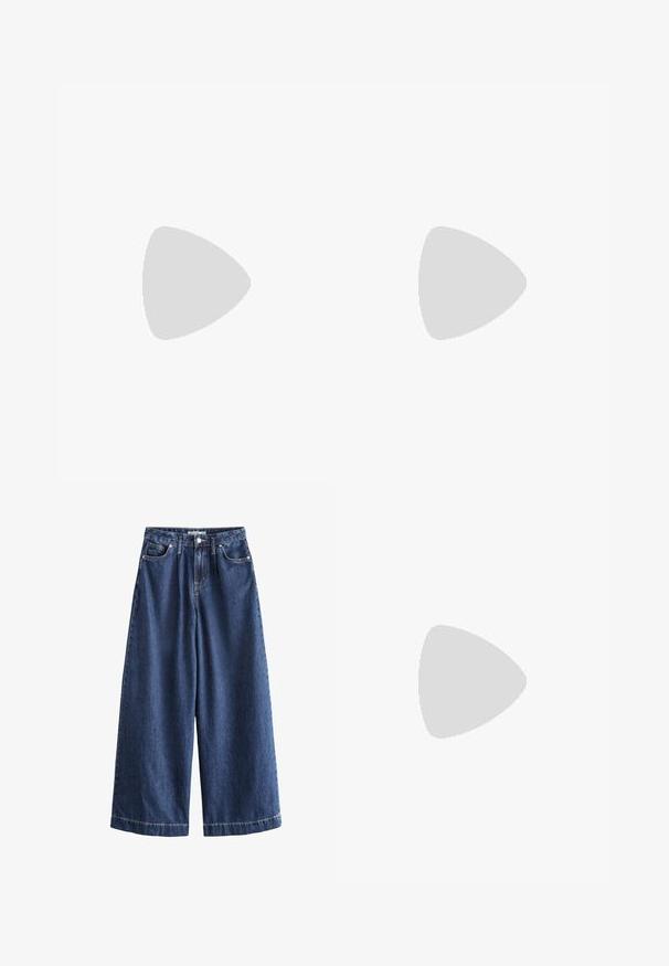 Gestreepte top met korte mouwen, gemaakt van lichtgewicht stof. Heeft crèmekleurige en lichtoranje strepen, een ronde halslijn en zijsplitten.; Wijde blauwe denim broek met knoop aan de voorkant, rits, riemlussen en vijfzakkenontwerp.; Witte leren sneakers met zwarte strepen, gumrubberen buitenzool, ronde neus, vetersluiting en een zachte grijze suède neuskap.; Zwarte leren schoudertas met smalle riem, gouden ritssluiting en subtiele stikdetails die een driehoekig patroon aan de voorkant vormen.