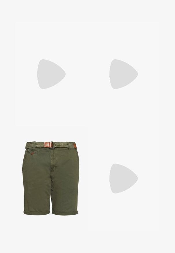 T-shirt en coton vert olive avec un col rond, comportant un texte imprimé noir : "Original No. 1 Heritage Blend Claim Your Rights" dans un design circulaire.; Shorts vert olive en coton avec une ceinture tissée. Présentent des ourlets roulés, des poches avant et un accent en cuir sur la ceinture.; Sneaker blanche en cuir avec des accents en daim noir ; dispose d'une semelle en caoutchouc, d'un bout rond et d'un design classique à lacets. Logo latéral en noir.; Lunettes de soleil rondes noires avec des verres verts foncés, monture en plastique et accents en métal sur les branches. Texture lisse, design minimaliste.