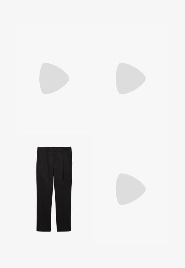 Polo noir à manches longues avec col boutonné et petit logo discret "cK" sur la poitrine gauche.; Pantalons formels noirs pour hommes avec poches avant, passants pour ceinture, fermeture par bouton et coupe droite.; Mocassins en cuir noir avec un bout rond, des détails cousus et une semelle en caoutchouc plate. Présentent une large bande sur le cou-de-pied.; Sac messager en cuir noir à surface texturée, avec une bandoulière ajustable et un rabat avant affichant un logo discret. Forme compacte et rectangulaire.