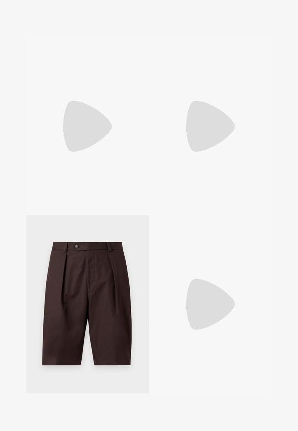 Polo bleu à manches courtes avec deux boutons, un col et un petit logo "BOSS" brodé sur le côté gauche de la poitrine.; Shorts marron sur mesure longueur genoux avec plis devant, passants de ceinture et fermeture par bouton sur un fond uni clair.; Mocassin pour homme en cuir noir avec un dessus embossé effet croco et un petit talon, présenté de profil sur un fond neutre.; Ceinture en daim bleu foncé roulée avec une boucle rectangulaire en argent gravée de "BOSS" sur un fond clair uni.