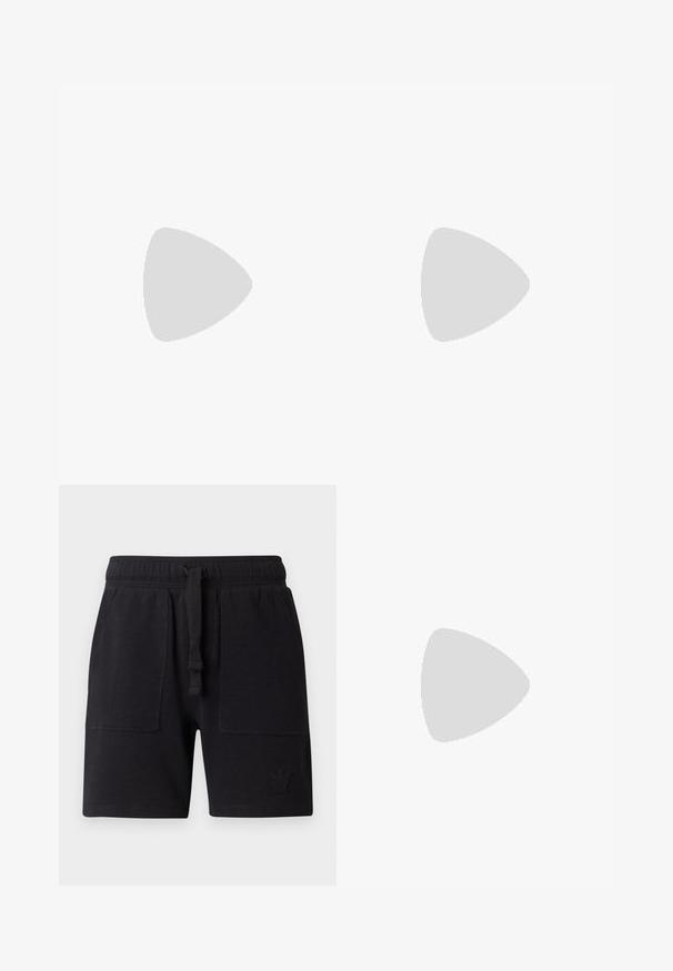 Sort bomulds T-shirt med korte ærmer, rund halsudskæring og en sølvlogo detalje på brystet. Glat tekstur og afslappet pasform.; Sorte shorts lavet af bomuldsblanding, med elastisk talje og snor, to sidelommer og en lille logo-detalje.; Sort ruskind lav-sneaker med sorte snørebånd og hvid gummisål, sidevisning på ensartet lys grå baggrund.; Sort bæltetaske med frontlynlåslomme og sølv ørn-logo, glat stof med tekstureret kant og lynlåstræk.