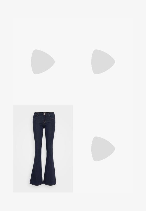 Top de cuello alto de manga larga azul fabricado en material acanalado, con una silueta ajustada y textura suave. No se presentan detalles adicionales.; Jeans de mezclilla oscuros acampanados con una cintura ajustada, que cuentan con un cierre frontal de botón, diseño de cinco bolsillos y detalles de costura a lo largo de las piernas.; Botas de tobillo negras con un acabado brillante, punta cuadrada y un tacón grueso en bloque. El diseño presenta una silueta sin costuras y un minimalismo en la marca.; Bolso de hombro rectangular negro con una correa ajustable y un cierre de cremallera superior sobre un fondo liso.