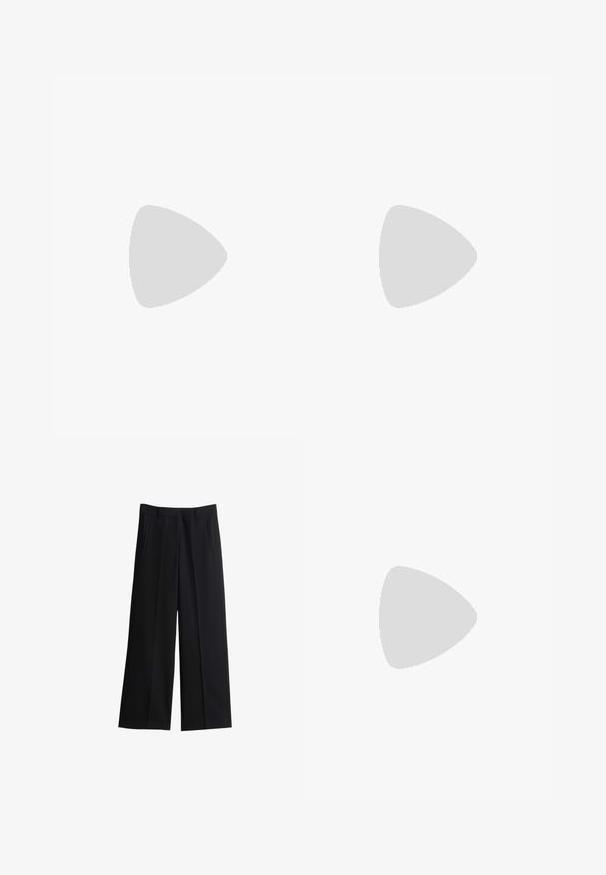 Zwarte off-shoulder top van een zachte stof. Heeft gedraaide details bij de halslijn en een strakke pasvorm.; Zwarte wijde broek van soepel stof. Kenmerken zijn onder meer een geplooide voorkant en zijzakken. Tailored ontwerp met een gepolijste afwerking.; Zwarte leren slingback hakken met een puntige neus, slanke verstelbare band en een ongeveer 5 cm hoge stiletto hak, met een gladde textuur.; Bourgondische handtas van glanzend materiaal, rechthoekige vorm, met twee schouderbanden en subtiele gebogen accenten aan de voorkant.