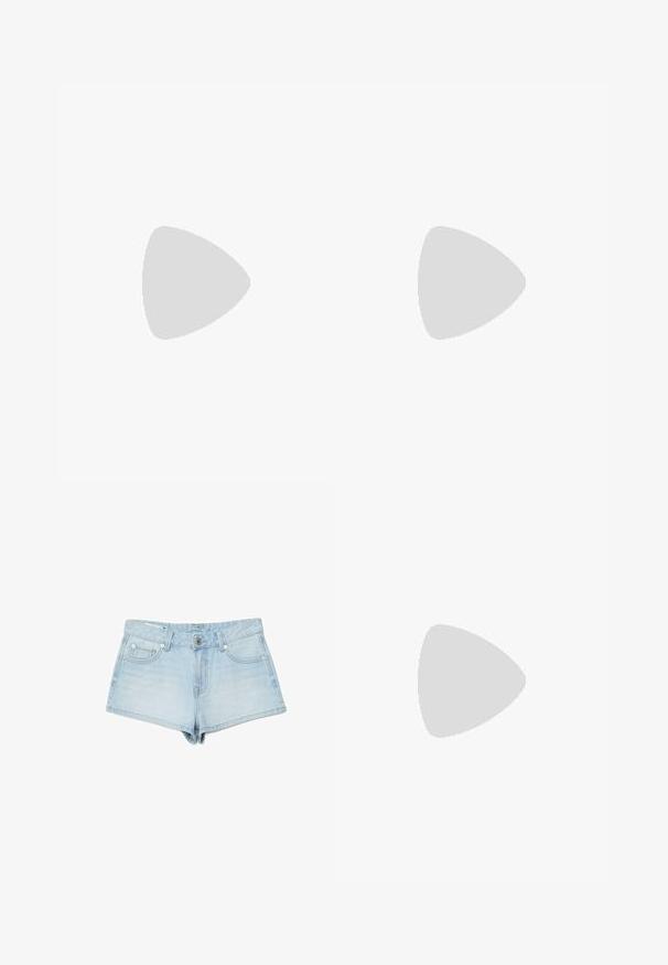 Lyseblå strikket tanktop med hvid kant, der har tynde skulderstropper og en tætsiddende design med en glat, tekstureret overflade.; Lyseblå denimshorts med knap foran, lynlås, bæltestropper og fem lommer, lagt fladt på en hvid baggrund.; Sort gummiflip-flop sandal med tekstureret fodseng og tynde Y-formede remme på en ensartet hvid baggrund.; Kremfarvet vævet håndtaske med rund form, kort håndtag og dekorativ guldfarvet lås hængende foran i midten.