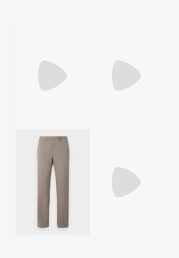 Polo vert foncé à manches courtes avec col, patte de boutonnage et logo « Les Deux » discrètement brodé sur la poitrine gauche.; Pantalon droit beige sur mesure avec passants pour ceinture, fermeture éclair avant et plis repassés, présenté sur un fond blanc.; Baskets basses en cuir marron foncé avec semelle en caoutchouc noire, lacets à l'avant et design minimaliste épuré sur fond clair.; Sac banane en tissu marron foncé avec poche zippée en diagonale et petit logo blanc sur le devant, sur un fond clair uni.