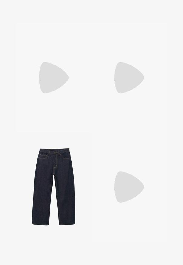 Zwarte polo met korte mouwen en een gestructureerde afwerking, drie-knoopsluiting en een klassieke kraag. Heeft een snug ribbelafwerking aan de onderkant.; Donkerblauwe spijkerbroek met een losse pasvorm, voorzien van gouden stiksels, een knoopsluiting aan de voorkant en twee zijzakken.; Zwarte leren klomp met een verstelbare gespsluiting, ronde neus, zijuitsparing en een gestructureerd oppervlak. Stevige zwarte rubberen zool.; Zwarte stoffen stropdas met een gladde, gestructureerde afwerking. Rechthoekige vorm, met strakke randen en een ingetogen ontwerp. Geschikt voor formele kleding.
