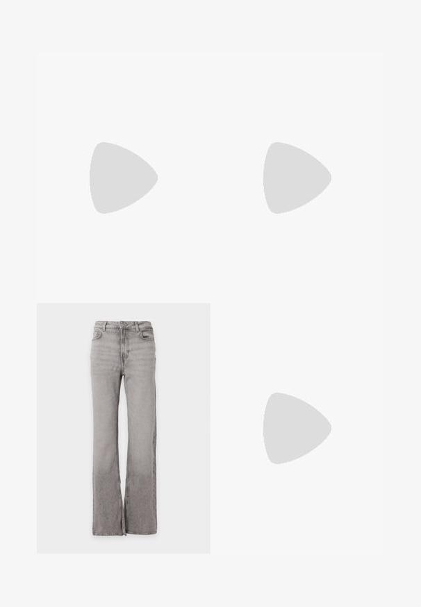 T-shirt noir oversized à manches courtes avec un col rond et un ourlet légèrement raccourci sur un fond clair uni.; Jean en denim gris taille haute avec jambes évasées, poches avant, passants de ceinture et fermeture par bouton et zip.; Chaussure slingback en cuir noir à bout pointu avec un talon bloc haut et une doublure intérieure beige sur un fond clair uni.; Sac bandoulière rectangulaire en cuir noir avec bandoulière ajustable, fermeture éclair sur le dessus et petit logo Calvin Klein doré sur le devant.