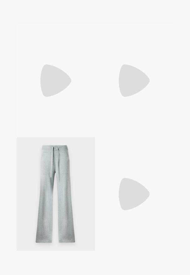 Lichtblauw, lang mouw ribbed top met een ronde halslijn en een aansluitend ontwerp. Zachte textuur met een subtiel patroon dat verticaal loopt.; Grijze flare sweatpants met een geribbelde tailleband en een trekkoord, voorzien van zijzakken en een zachte, gestructureerde stof.; Zwarte suède en leren sneaker met een crèmekleurige zij-swoosh en lichte crèmekleurige hiel. Voorzien van beige veters en een gumrubberen zool.; Kleine zwarte glanzende handtas met twee lange hengsels en zijkant trekkoord details op een effen lichte achtergrond.