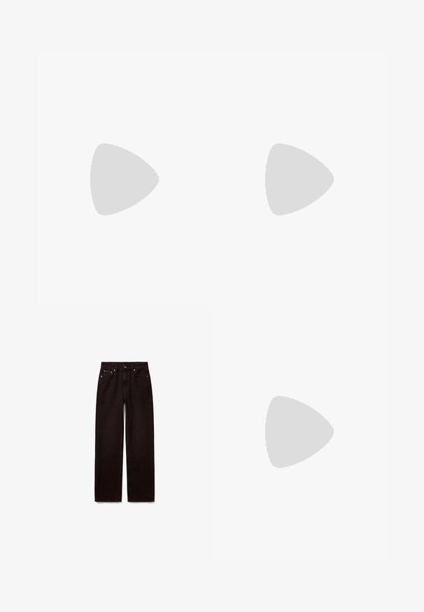 Hvid bomulds T-shirt med korte ærmer og rund halsudskæring, med "Calvin Klein" broderet i lyserøde bogstaver på forsiden.; Sorte jeans med lige ben, forreste knap og lynlås, to forlommer og bæltestropper på hvid baggrund.; Sort Calvin Klein sandal med hæl og tynde stropper, balancerende på træfliser udendørs nær en væg og grønne planter.; Sort læder skuldertaske med lang rem, sidelommer og præget Calvin Klein-logo på fronten.