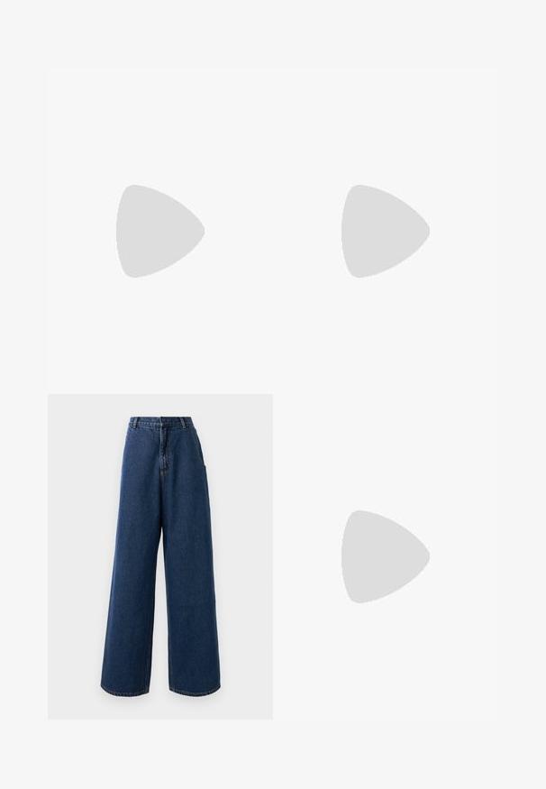 Wit langetermijn top van zachte stof, met een gerimpelde zoom. Het ontwerp heeft een ronde halslijn en subtiele branding op de borst.; Hoge taille wijde jeans in donkerblauwe denim met een sluiting aan de voorkant met knoop en rits, riemlussen en zijzakken.; Zwarte leren enkellaars met een glanzende afwerking, vierkante neus en een uniek gebogen hielontwerp. Voorzien van een klein metallic logo-accent.; Kleine glanzende roze leren schoudertas met zilveren vleugelembleem en verstelbare schouderriem, bovenkant met ritssluiting, afgebeeld op witte achtergrond.