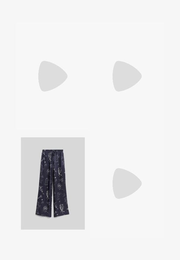 Top de tirantes asimétrico verde en una tela suave y ligera, con un solo tirante en el hombro y una textura suave.; Pantalones de pierna ancha en azul marino con cintura elástica y cordón, con estampados de bocetos blancos de botánica y herramientas en toda la prenda.; Selected ASHLEY - Mules de tacón - black; Bolsa tote bordada con un patrón triangular en rojo, rosa y naranja sobre un fondo crema; cuenta con asas anudadas y una textura suave de lona.