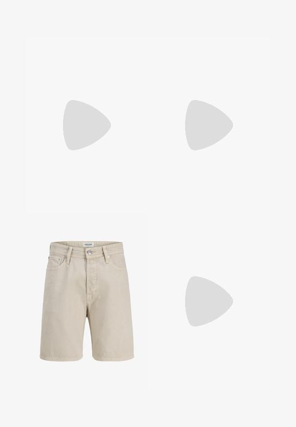 Chemise beige à manches courtes avec boutons, tissu texturé et col camp, étiquette "JACK & JONES" à l'intérieur du col.; Short en denim beige avec passants de ceinture, bouton devant, fermeture éclair, cinq poches et surpiqûres apparentes, présenté sur fond blanc.; Mocassins en cuir noir à texture lisse, avec des détails de couture et un design classique, présentés sur un fond métallique et brillant.; Jeune homme portant un t-shirt noir, une casquette bleu marine et noire, et portant un grand sac bandoulière noir sur un fond clair uni.