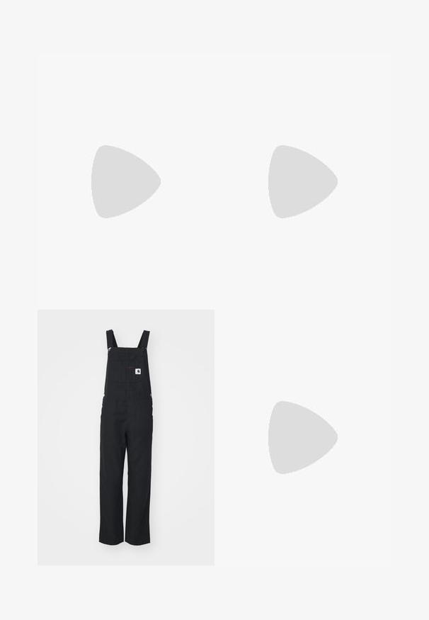 Ανοιχτό μπλε μπλουζάκι Nike με κοντά μανίκια, με μικρό κείμενο "Nike Summer" και λογότυπο σε μπλε στην αριστερή πλευρά του στήθους.; Μαύρα παντελόνια με τιράντες που ρυθμίζονται, εμπρόσθια τσέπη και πλευρικά κουμπιά. Σχεδιασμός ίσιας γραμμής, λεία υφή, μινιμαλιστικό στυλ.; Μαύρο καμβασμένο αθλητικό παπούτσι με λευκή σόλα και κορδόνια, αιωρούμενο πάνω από ξύλινη επιφάνεια με μικρά κενά από χαλίκι, μπροστά σε τοίχο από σκυρόδεμα και πράσινο φυτό.; Λευκή υφασμάτινη τσάντα tote με μαύρο και πράσινο αφηρημένο λουλουδάτο σχέδιο και μια φαρδιά χειρολαβή.