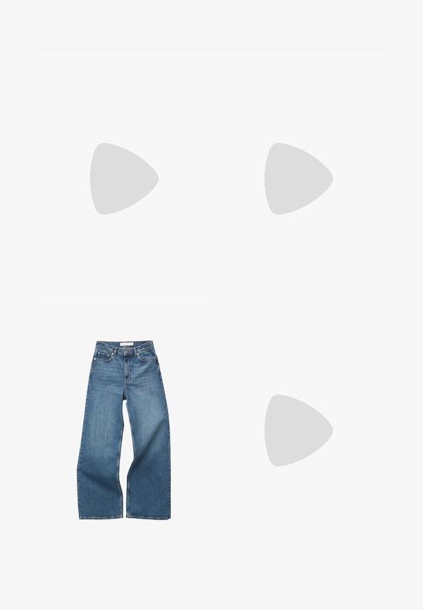 Witte t-shirt met korte mouwen en teal kleurige ribboord aan de kraag en mouwen. Voorzien van het logo "CALVIN KLEIN 1968" in teal op de voorkant. Gemaakt van katoen.; Blauwe wijde spijkerbroek met hoge taille, voor- en achterzakken, riemlussen en knoopsluiting.; Zign Klassieke pumps - off white; Zwarte zonnebril met ronde monturen en donker getinte glazen, rustend op een wit oppervlak, licht naar rechts gekanteld.