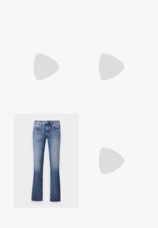 Hvid bomulds-T-shirt med en rød lomme, der har blomsterdesign og tekst. Korte ærmer, rund hals og afslappet pasform.; Lyseblå denimjeans med en udvidet ben-design, der har fem lommer, en knaplukning foran og diskret falmning overalt.; Sort poleret læderloafer flydende over beige tæppe med orange gennemsigtigt møbel i baggrunden.; Sort tekstureret læder skuldertaske med justerbar rem, lynlåslommer og et diskret mærke på fronten.