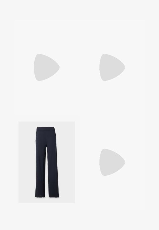 Sorte ribbede turtleneck top, korte ærmer, tætsiddende design, blød tekstur, minimale sømme og en høj krave.; Marineblå bukser med brede ben, høj talje, sideknapper på begge hofter og glat stof, vist på en helt hvid baggrund.; Sorte læder slingback-pumps med spids tå, lav kitten-hæl og rynket detalje på overdelen. Glat tekstur og minimalistisk design.; Lille sort blank håndtaske med to lange håndtag og snøre-detaljer i siden på en ensfarvet lys baggrund.