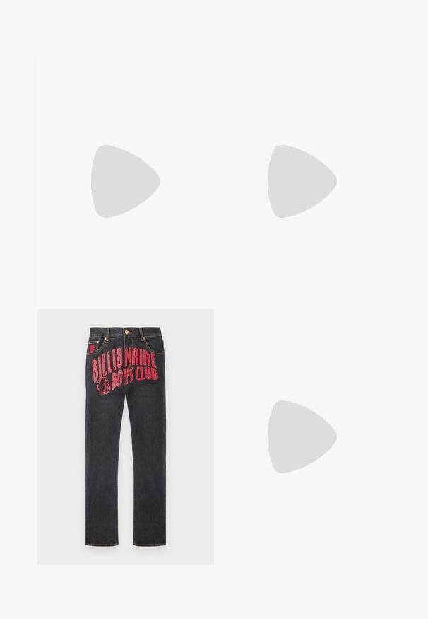 Camiseta de algodón negra con cuello redondo. Presenta un texto blanco en negrita: "MOSCHINO" arriba y "Milano" abajo. Diseño simple y clásico.; Vaqueros negros de mezclilla con un destacado estampado gráfico rojo que dice "Billionaire Boys Club" con un emblema de astronauta, corte recto.; Zueco negro con suela gruesa, parte superior texturizada y una gran correa con hebilla plateada en el talón sobre un fondo liso de color gris claro.; Bolsa de deporte de nailon negra con herrajes dorados, que cuenta con dos asas superiores, una correa de hombro ajustable y un parche de logo bordado. Superficie texturizada.