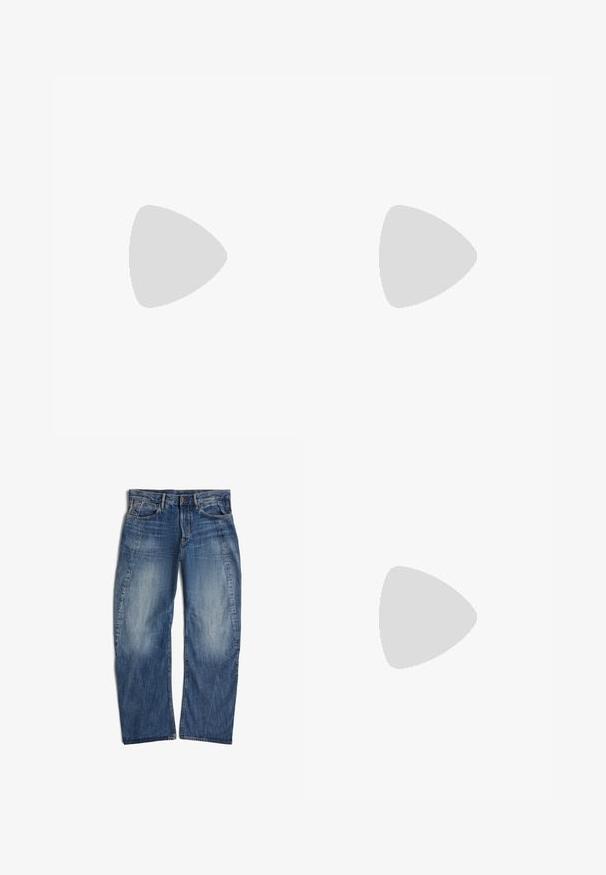 Olivenfarbene Baumwoll-T-Shirt mit kurzen Ärmeln, Rundhalsausschnitt und einem kleinen, dunkelbedruckten Logo auf der linken Brustseite. Einfaches Design.; Blaue Denim-Jeans mit verblasstem Finish, vorderem Knopf und Reißverschluss, Gürtelschlaufen und Fünf-Taschen-Design, flach auf weißem Hintergrund liegend.; Weißer Sneaker aus glattem Leder mit strukturierten Akzenten, runder Schuhspitze, Schnürung und einer dicken Sohle mit Rillen.; Graue Crossbody-Tasche mit schwarzem, verstellbarem Gurt, vordere Klappe mit schwarzer Schnalle gesichert, mit quadratischem Karl Lagerfeld Jeans Logo-Patch.